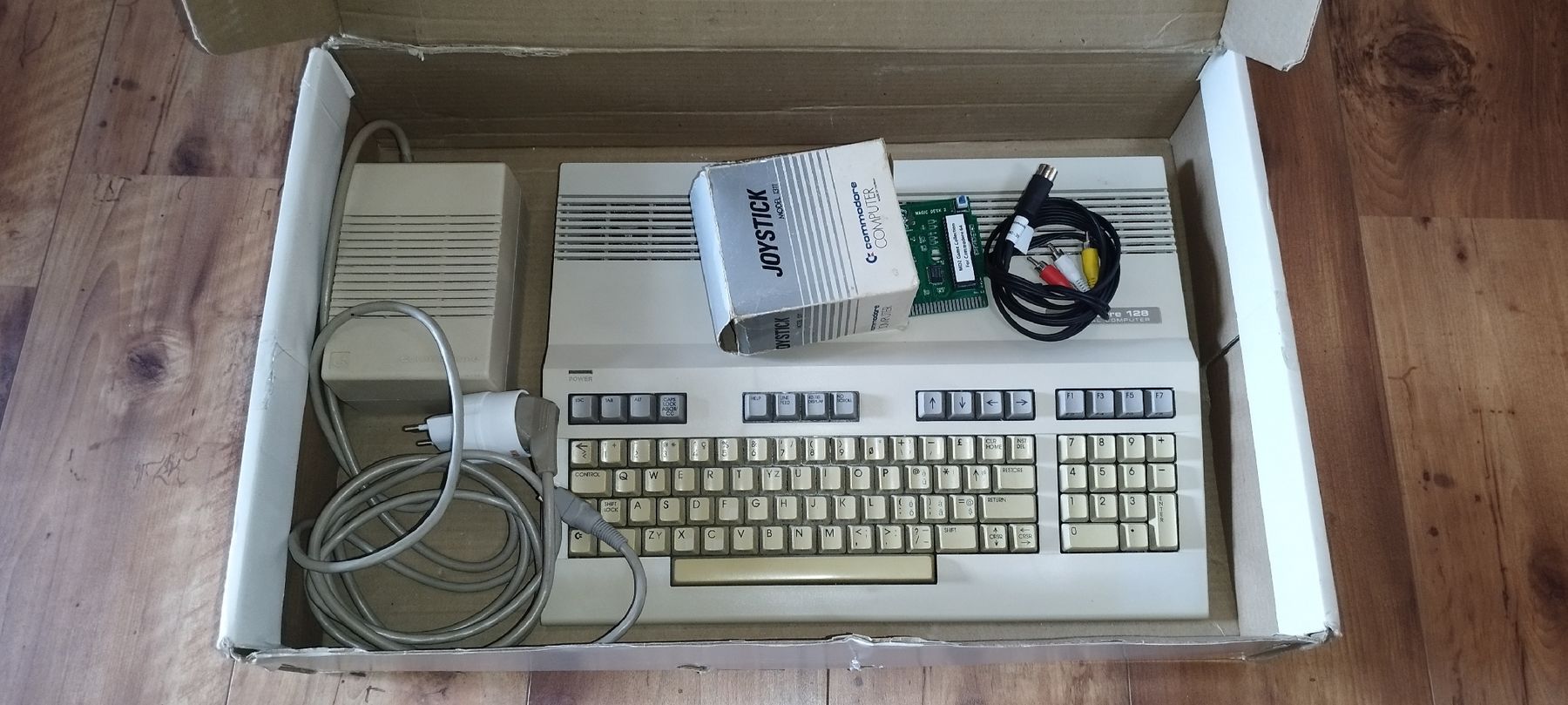 Commodore PCs: Commodore 128 – D'occasion à Domdidier par look80486 1