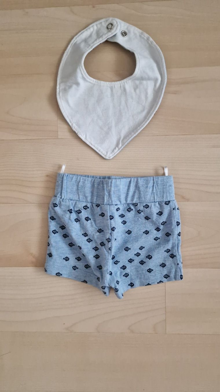 Hosen: Kurze Babyhose und Lätzchen gr 56 – Gebraucht aus Winterthur von Mmondeo 1