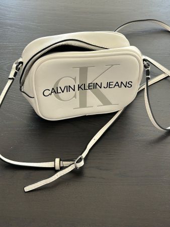 Kleine weisse Umhängetasche von Calvin Klein