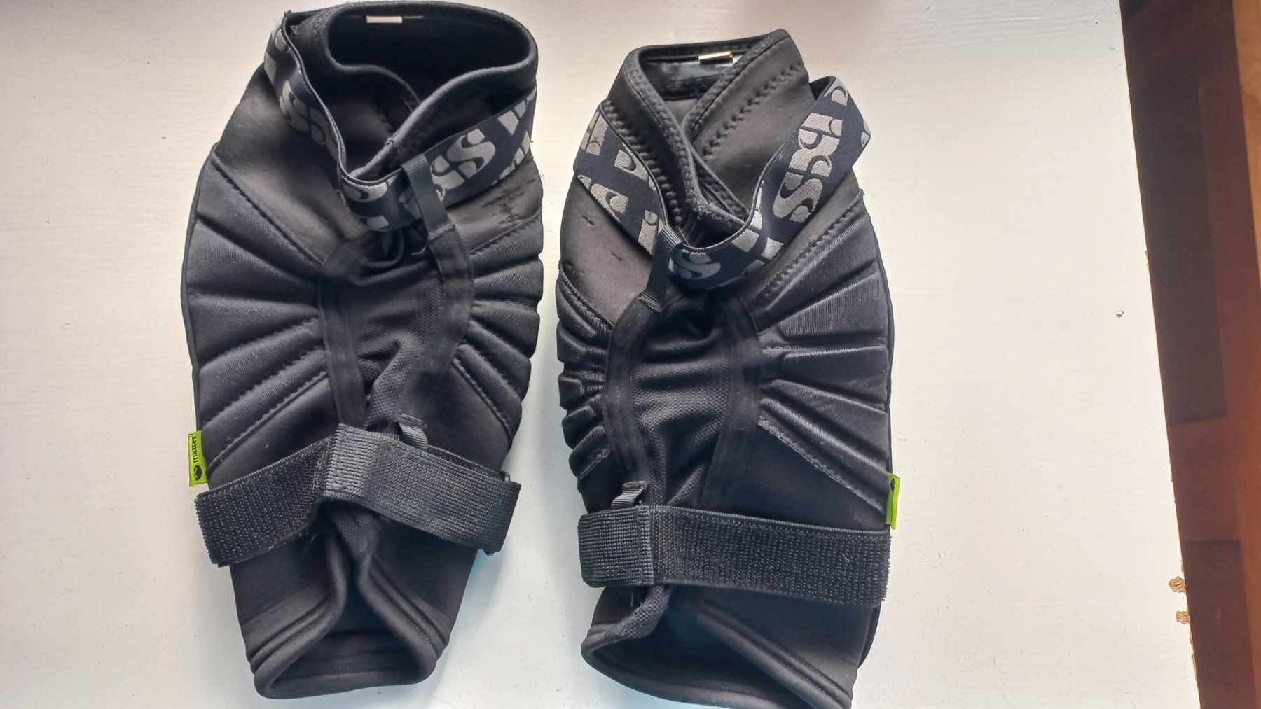 IXS Protezioni & Imbottiture: IXS Knieschoner – Usato da Beckenried venduto da Wmarcie 1