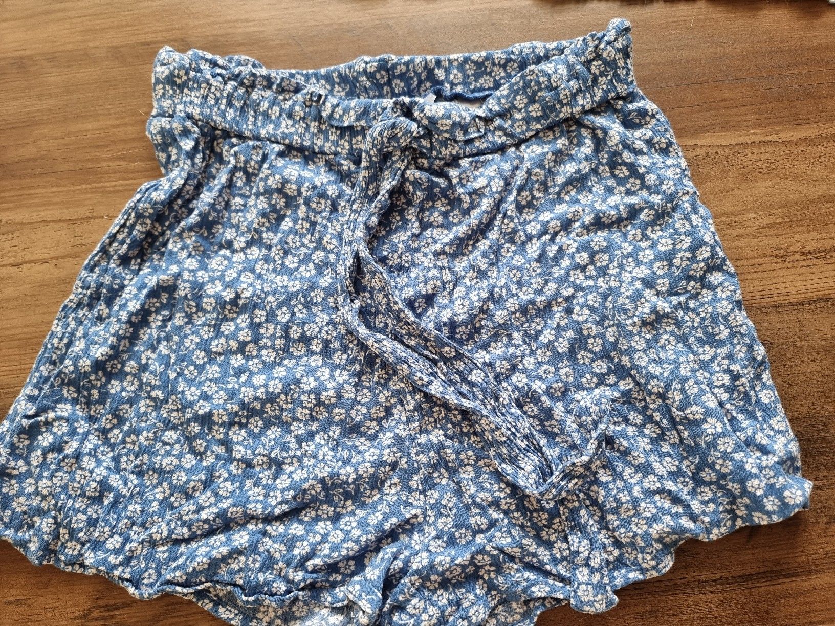 H&M Pantaloni: Kurze Hose Blumenmuster  – Usato da Altstätten SG venduto da melii._.98