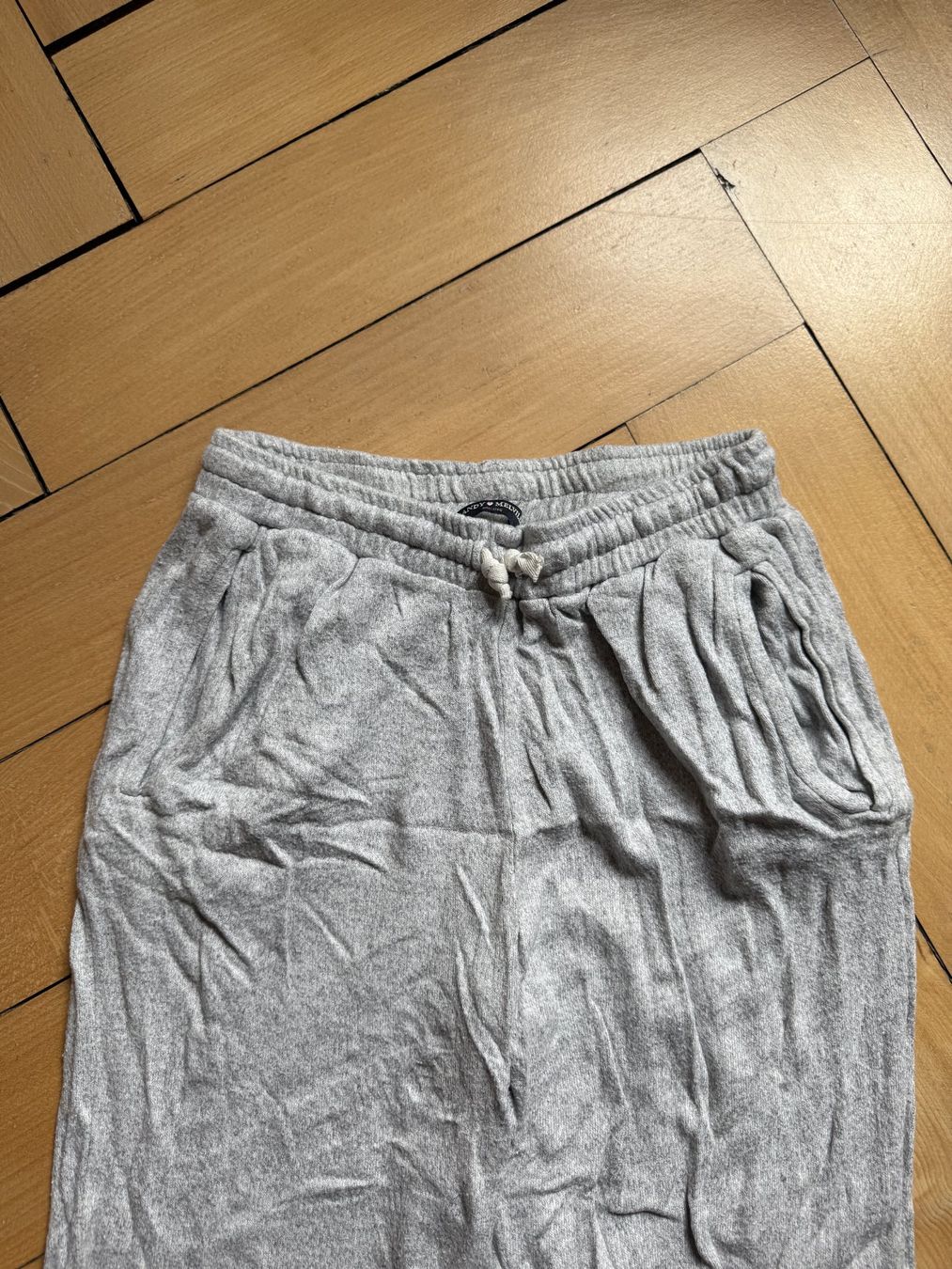 Brandy Melville Pantaloni: BRANDY MELVILLE - Trainerhose hellgrau meliert – Usato da Zürich venduto da Diazaio 1
