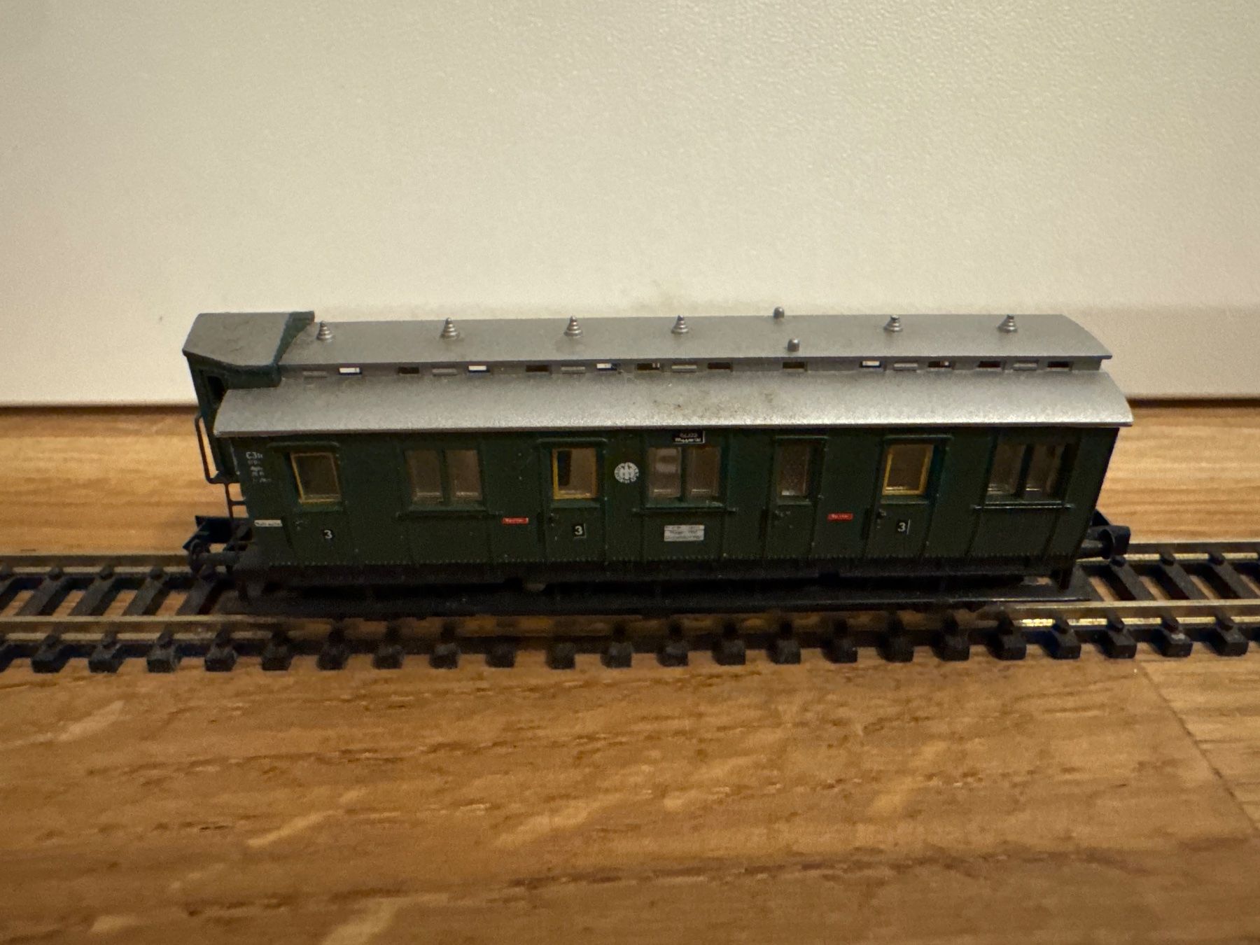 Arnold Trains électriques: Arnold 3046 Abteilwagen 3.Klasse mit Bremshaus – Neuf (Voir description) à Schlierbach par Look8