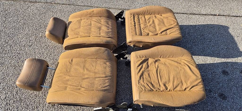 Volkswagen Tutti pezzi di ricambio auto: VW Jetta 1  Sitzgarnitur, 4türer, nicht gereinigt. – Usato da Riggisberg venduto da Mahali04 3