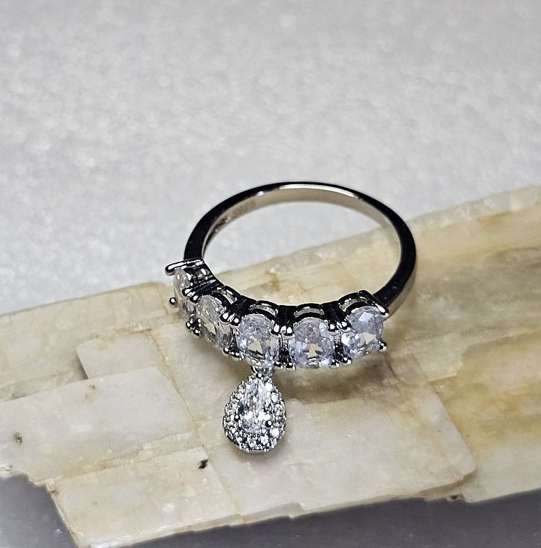 Bagues: Wunderschöner Ring mit Zirkonia, 925 versilbert, Gr. 8 – Neuf (Voir description) à Grenchen par maretop 2