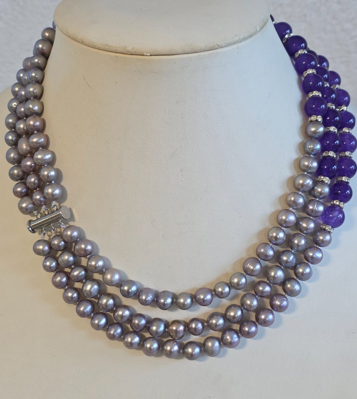 Colliers: Perlenkette mit violetten Edelsteinen – Neuf (Voir description) à Zürich par ben_mn5h 5