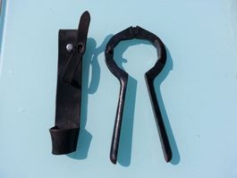 älterer, stabiler Feuerwehrschlüssel aus Metall mit Halter