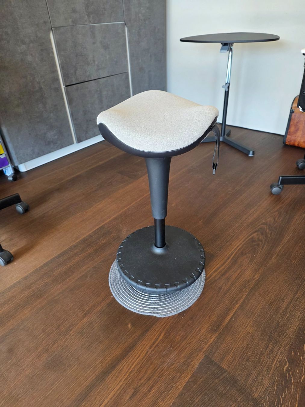 Sgabelli: Büro-Pendel-Hocker – Usato da Thun venduto da morasker