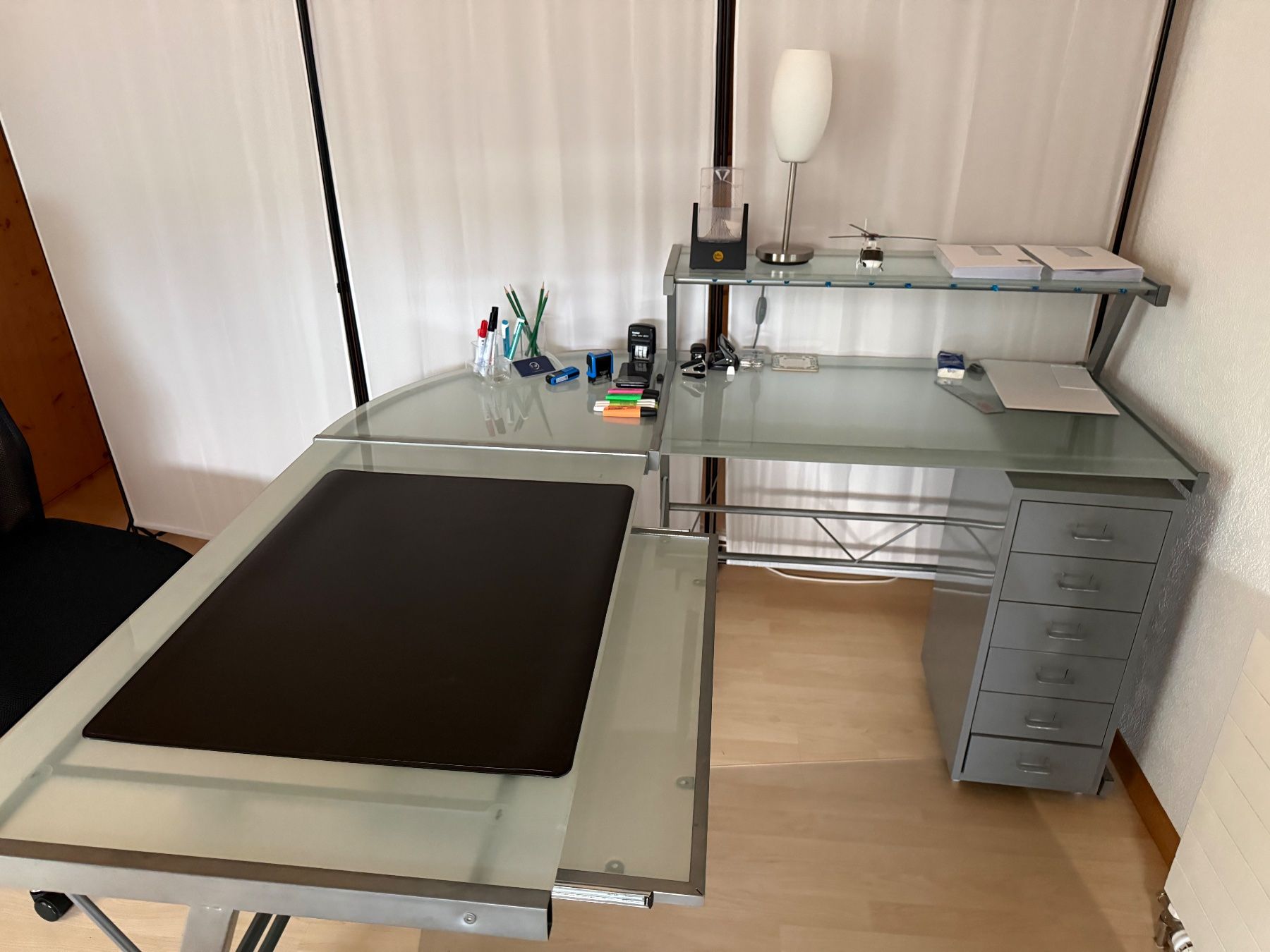 Schreibtische: Eckcomputertisch Glas/Metal mit Metallschubladen le... – Gebraucht aus Heimberg von arco08 1