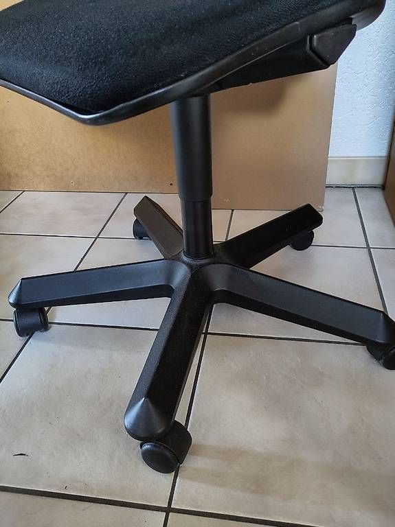 Chaises: Chaise de bureau à donner si récupéré – D'occasion à Neuchâtel par for_yxg8 2