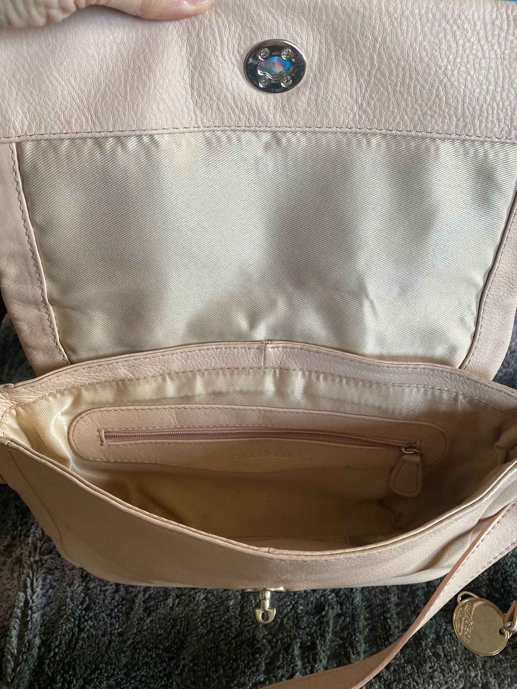 Maddison Borse da donna: MADDISON Premium Umhängetasche – Usato da Besazio venduto da BagCycle 2
