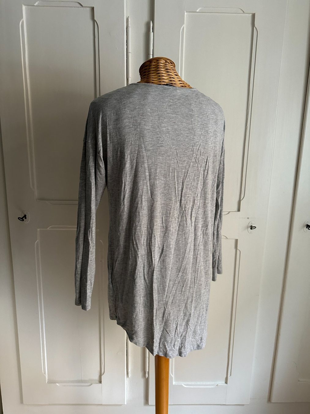 T-Shirts: GINA TRICOT - Langarmshirt hellgrau M – Gebraucht aus Zürich von Diazaio 2