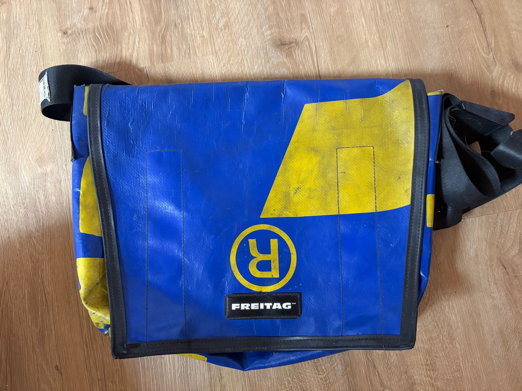 Freitag Taschen: Tasche FREITAG blau gelb – Gebraucht aus attiswil von Ngismo