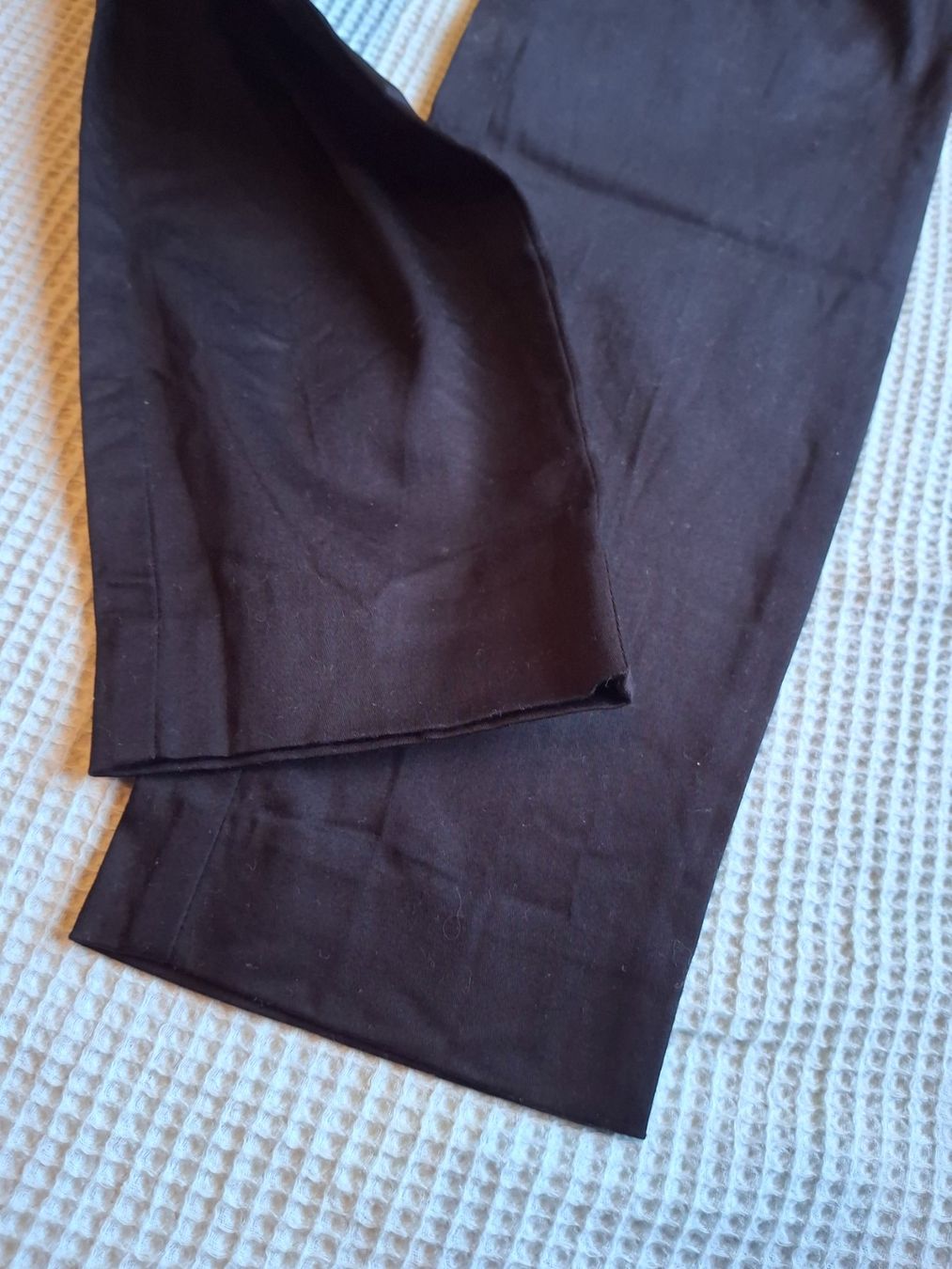 H&M Pantaloni: Pantalon noir taille 34 marque H&M 98% coton – Usato da Villiers venduto da san_jn5w 1