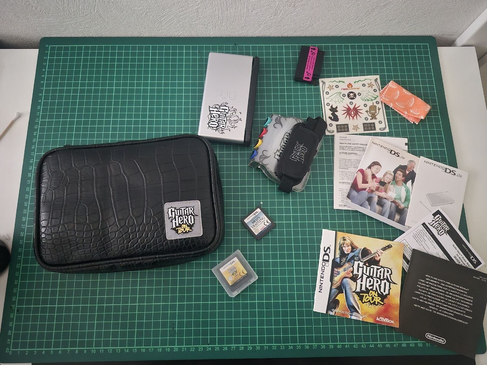 Nintendo Console: Nintendo DS Lite & Guitar Hero Tour Bundle - Complete! – Nuovo (secondo la descrizione) da Meyrin venduto da Retro-GZ