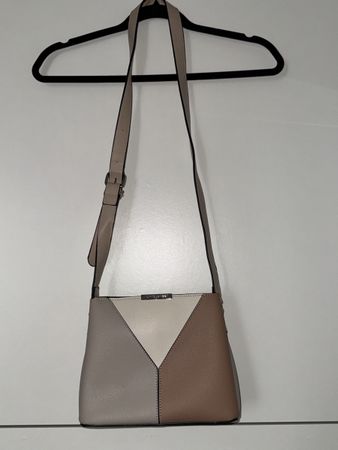 BEIGE UMHÄNGETASCHE