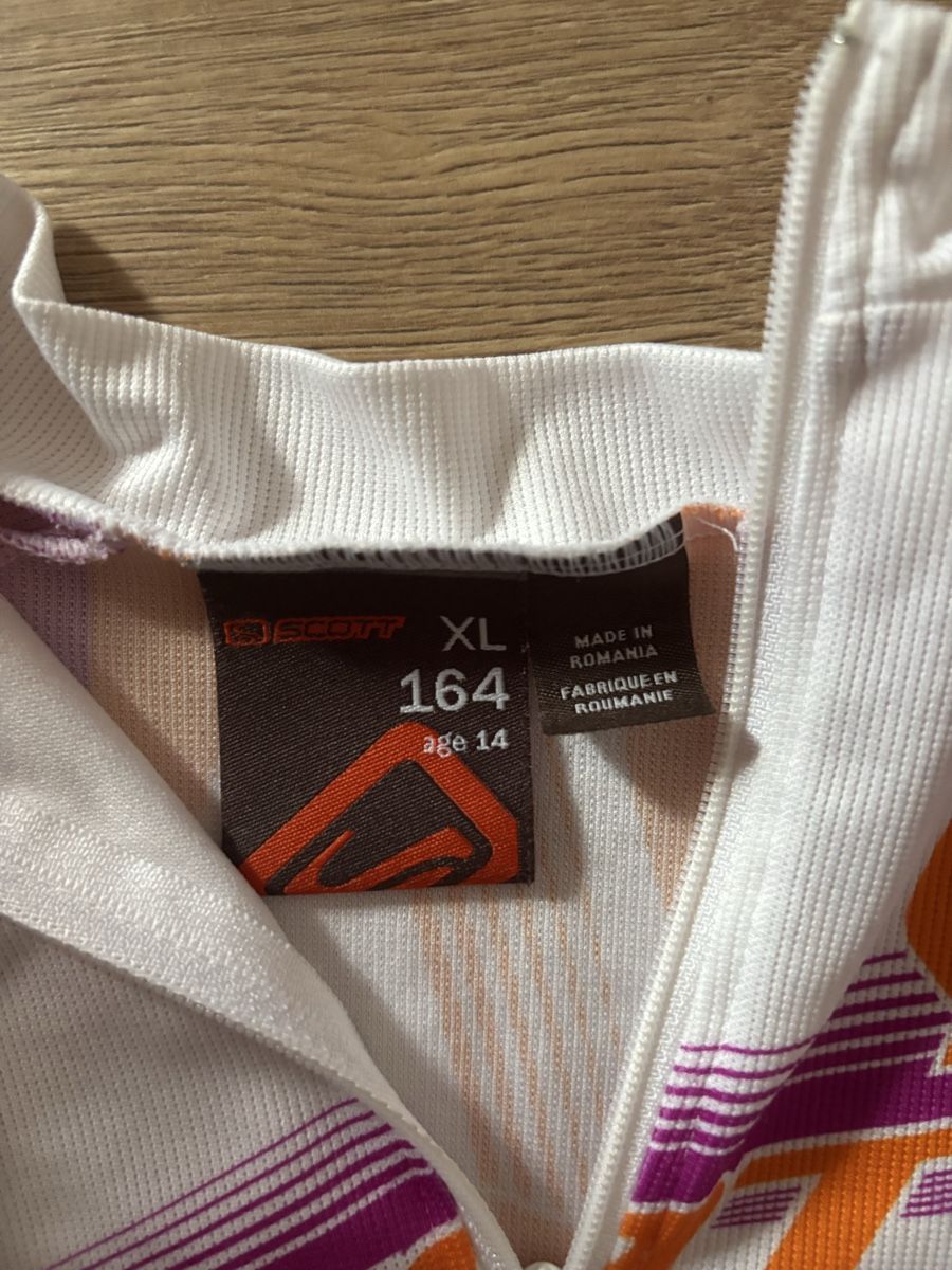 Scott Canottiere & Pantaloni: Maillot et short de cycliste Scott  – Usato da Grandvillard venduto da Elsa.Del 3