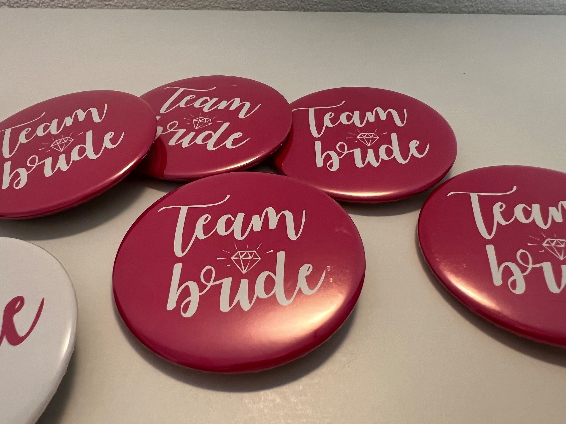Broschen & Nadeln: Pin Bride & Team Bride Anstecker Polter Junggesellinnen – Neu und originalverpackt aus Vaduz von NotNeeded 3