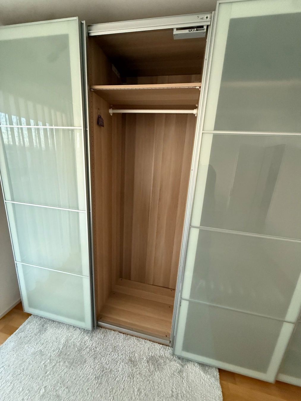 Luxuriöser IKEA PAX Kleiderschrank mit Milchglas-Schiebetüre (Gebraucht) in Biberist für CHF 202 – nur Abholung auf Ricardo kaufen