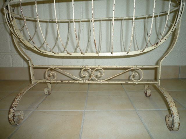 Bambole: ANCIEN LIT DE POUPEES EN METAL – Usato da Cortaillod venduto da Matteo18 2