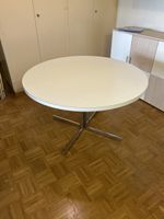 Table ronde Victoria vintage blanc pied chromé 