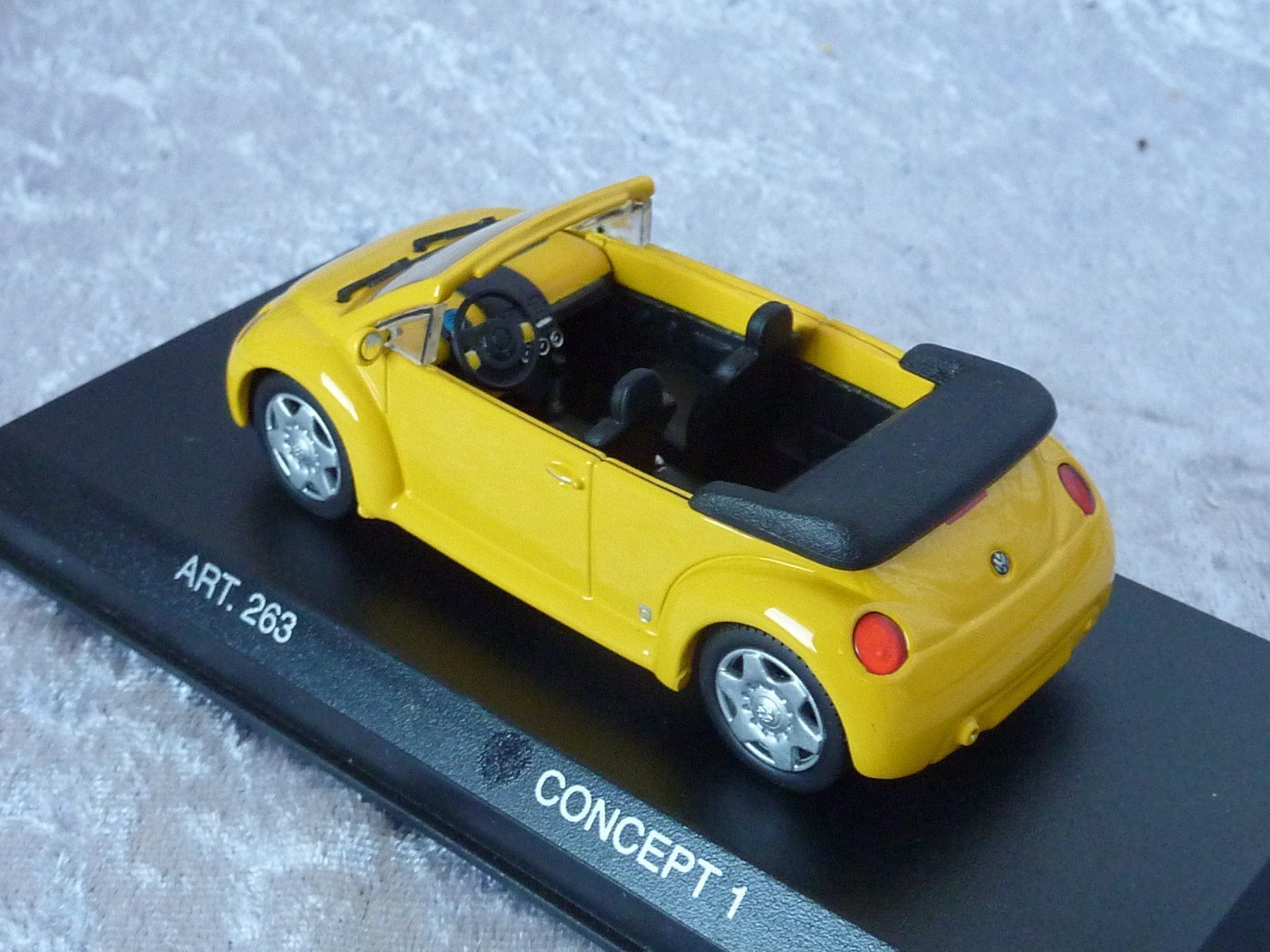Volkswagen Modellini d'auto: VW Beetle Concept Cabrio 1994  1:43 – Nuovo e nell'imballaggio originale da Dürrenäsch venduto da modellautos4you 4