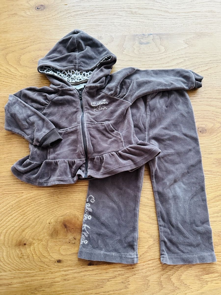 Calvin Klein Lotti & Set di vestiti: Gr 92 Calvin Klein trainerset braun – Usato da Wettingen venduto da hak_52m8