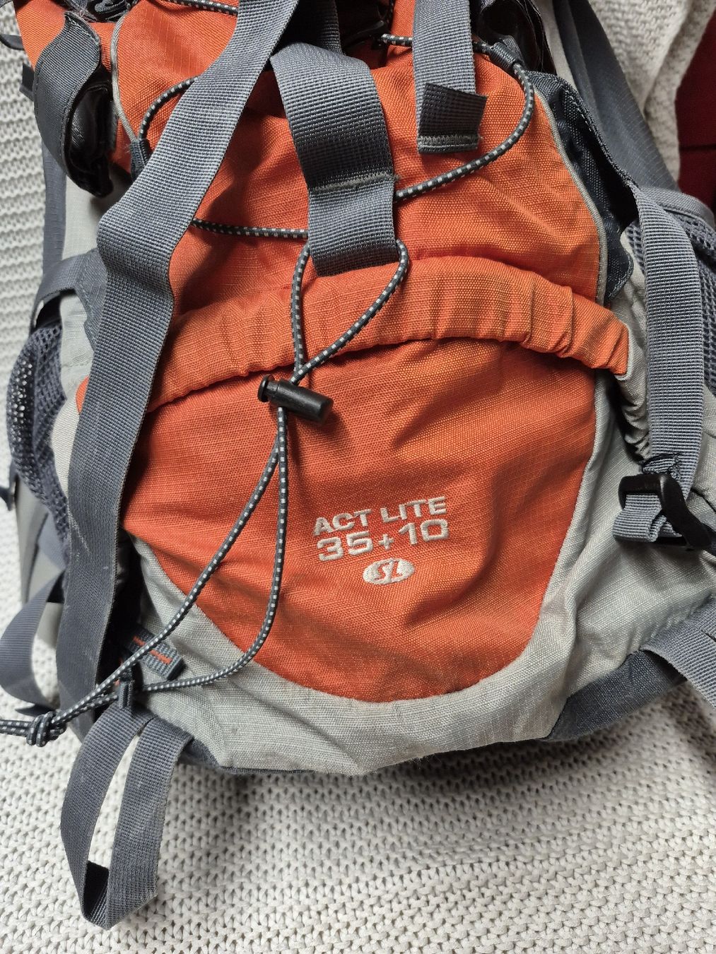 Deuter Zaini: Deuter Rucksack Act Lite 35 + 10 L Orange grau – Usato da Merligen venduto da muss_haben 4