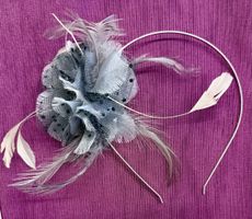 Haarreif mit Federn und Blume