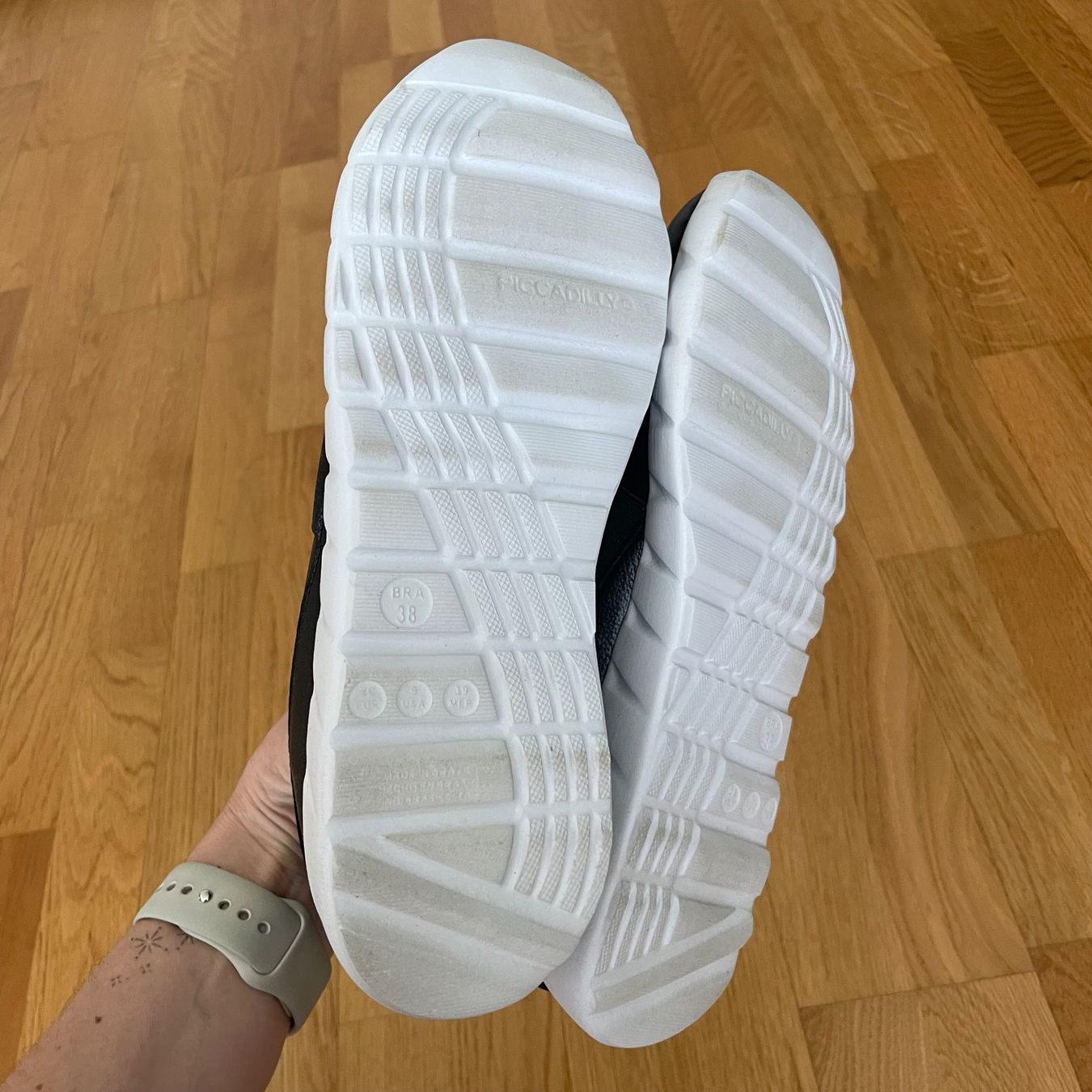 Scarpe da donna: Schwarze Sneaker aus Kunstleder 40 – Usato da Utzenstorf venduto da beatrice.ch 2