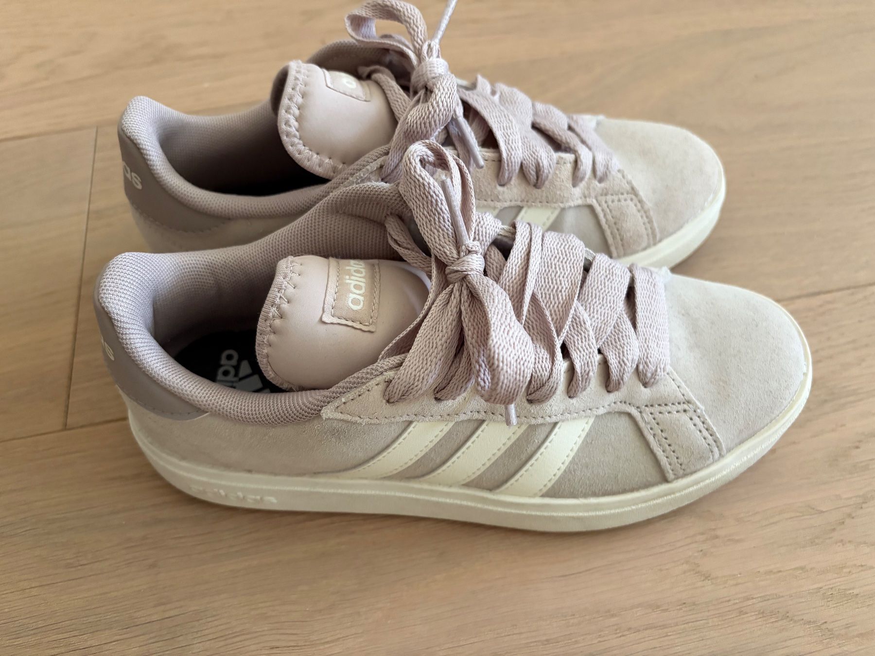 Adidas Damenschuhe: Adidas Sneaker – Gebraucht aus Baar von sGschaenkli