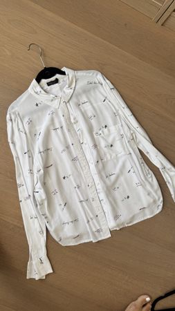 Weisse Bluse/ Hemdmit Aufdruck, Grösse 36 - Sommer Must-have