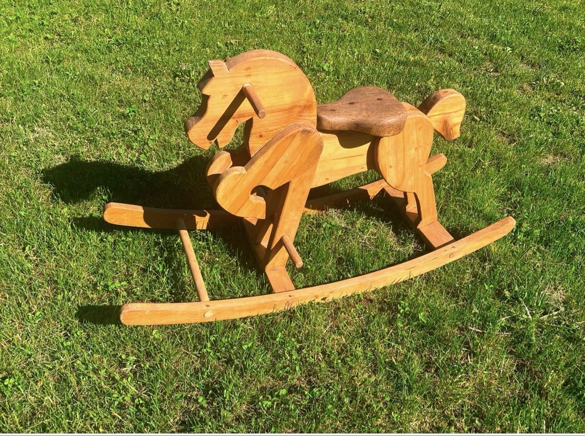 Articoli in legno: Schaukelpferd Holz antik restauriert geölt – Usato da Thun venduto da gehoerntes_veilchen