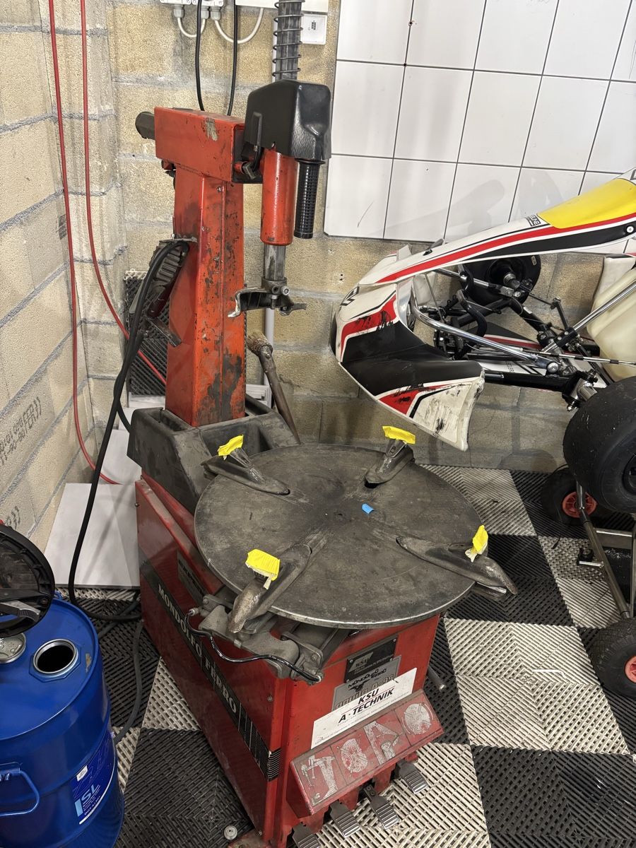 Tutte le macchine: Vends machine à pneu et équilibreuse  – Usato da Sugnens venduto da Motorsport-98 3