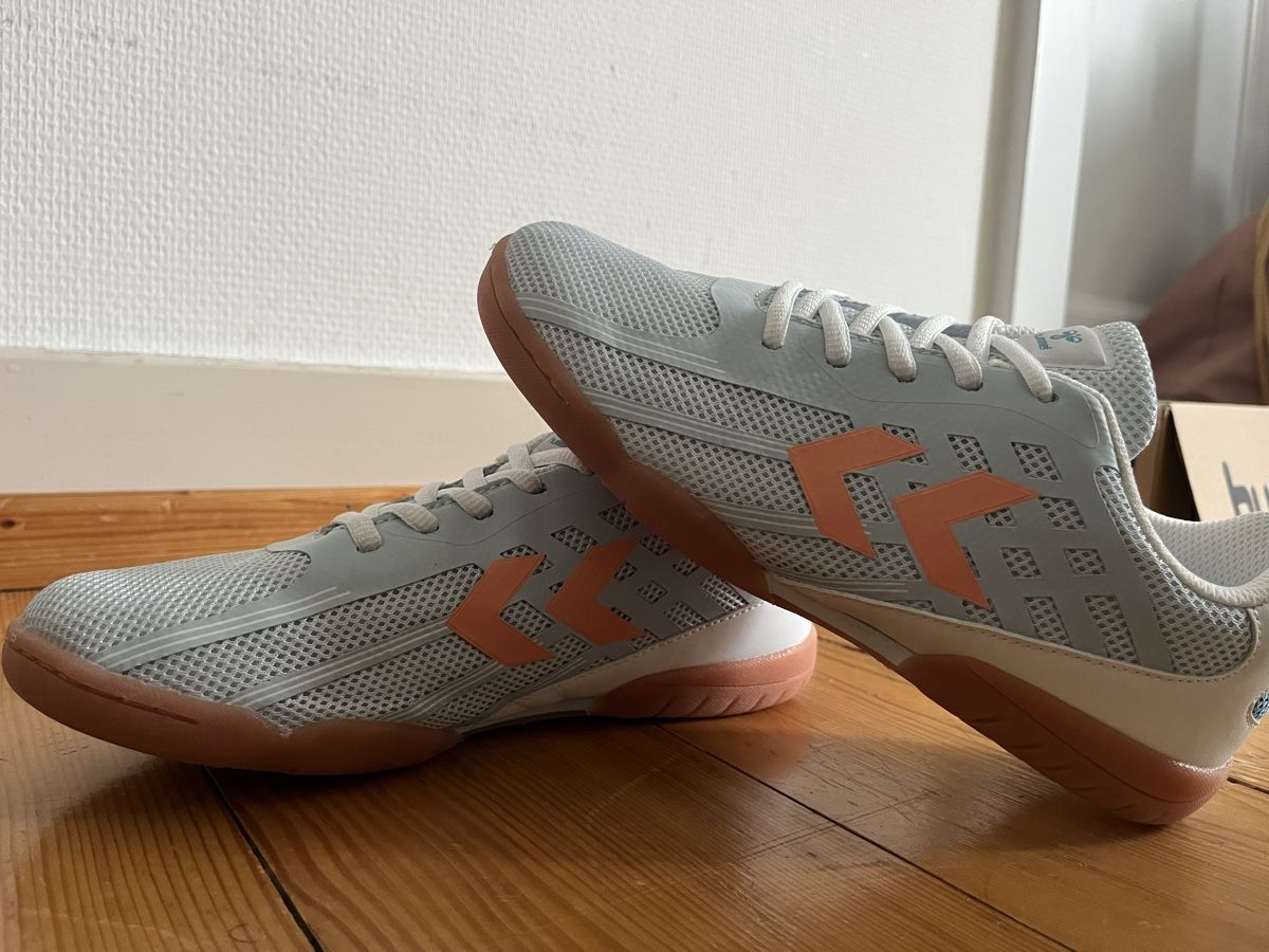 Hummel Scarpe per ragazze: Hummel Hallenschuhe Hellblau/ Pfirsich Gr. 40 – Nuovo (secondo la descrizione) da Winterthur venduto da Chring2