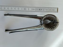 Praktischer Nussknacker ( Casse-noix )