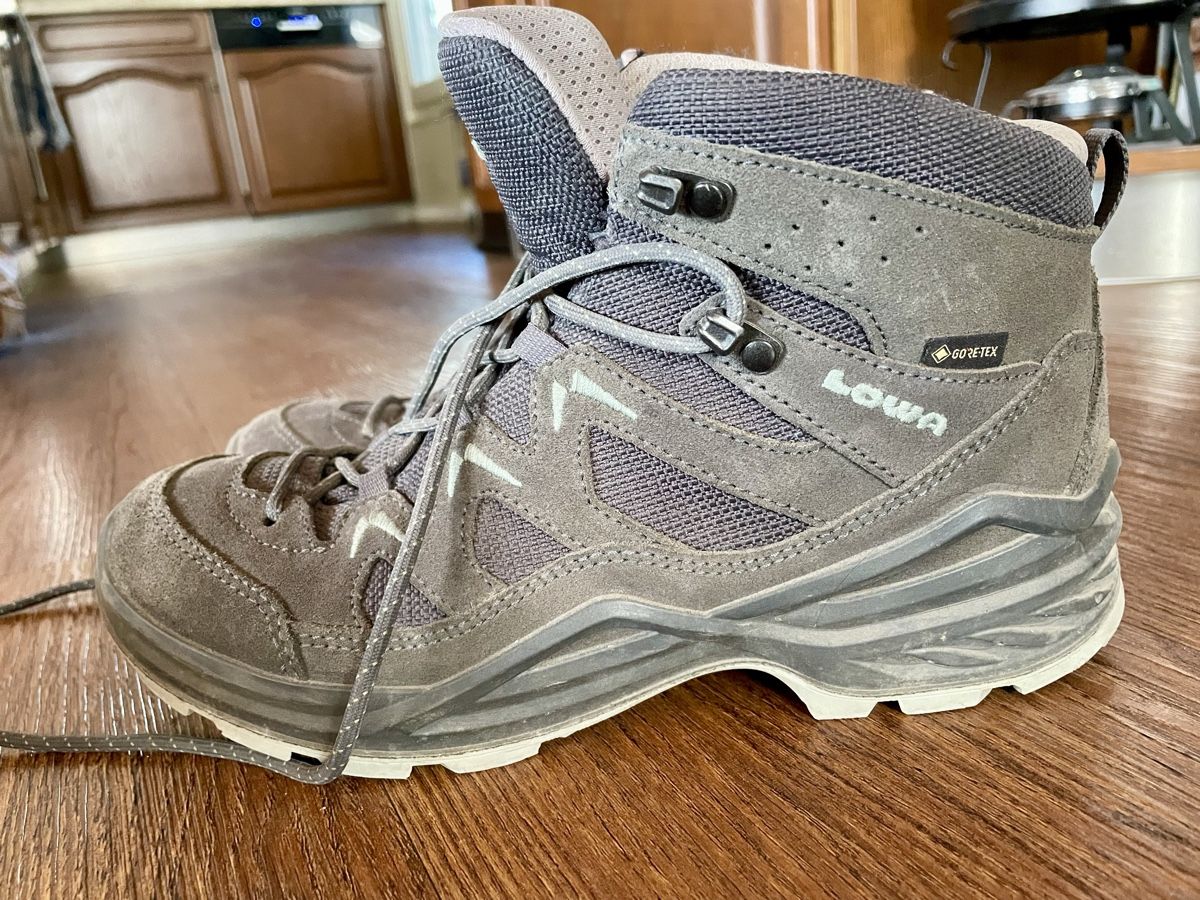 Lowa Scarpe da uomo: Wanderschuhe Lowa  – Usato da Herisau venduto da Ciaoschein 1