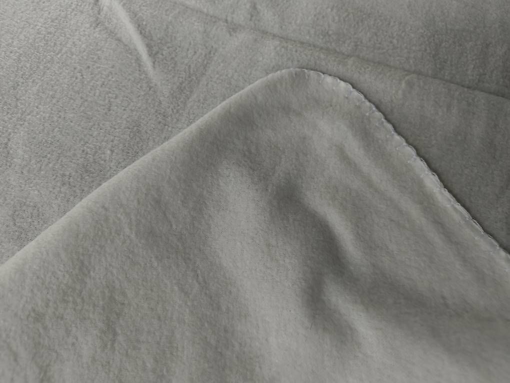 Coperte: Weisse Flauschdecke ca. 110x145cm – Usato da Nänikon venduto da Manta87 1