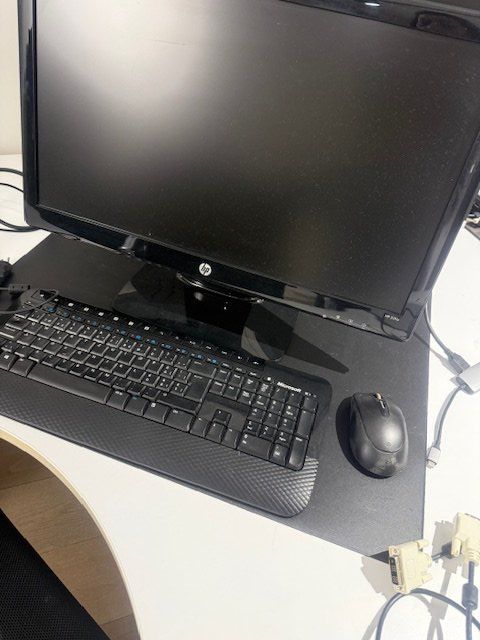 Hewlett Packard Monitor: Bildschirm mit Tastatur und Maus – Usato da Bern venduto da gab_zx9f