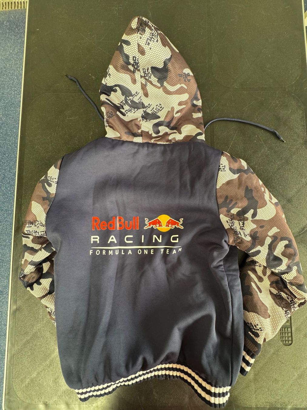 Maglioni & Felpe: Pullover Hoody Red-bull Gr. M (Kinder) – Usato da Schwarzenburg venduto da Bdi1 1