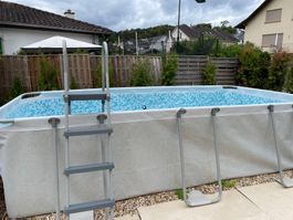 Aufstellpool mit Pumpe und Leiter