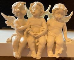 3 Engel aus Porzellan weiss aneinander sitzen halten Flügel