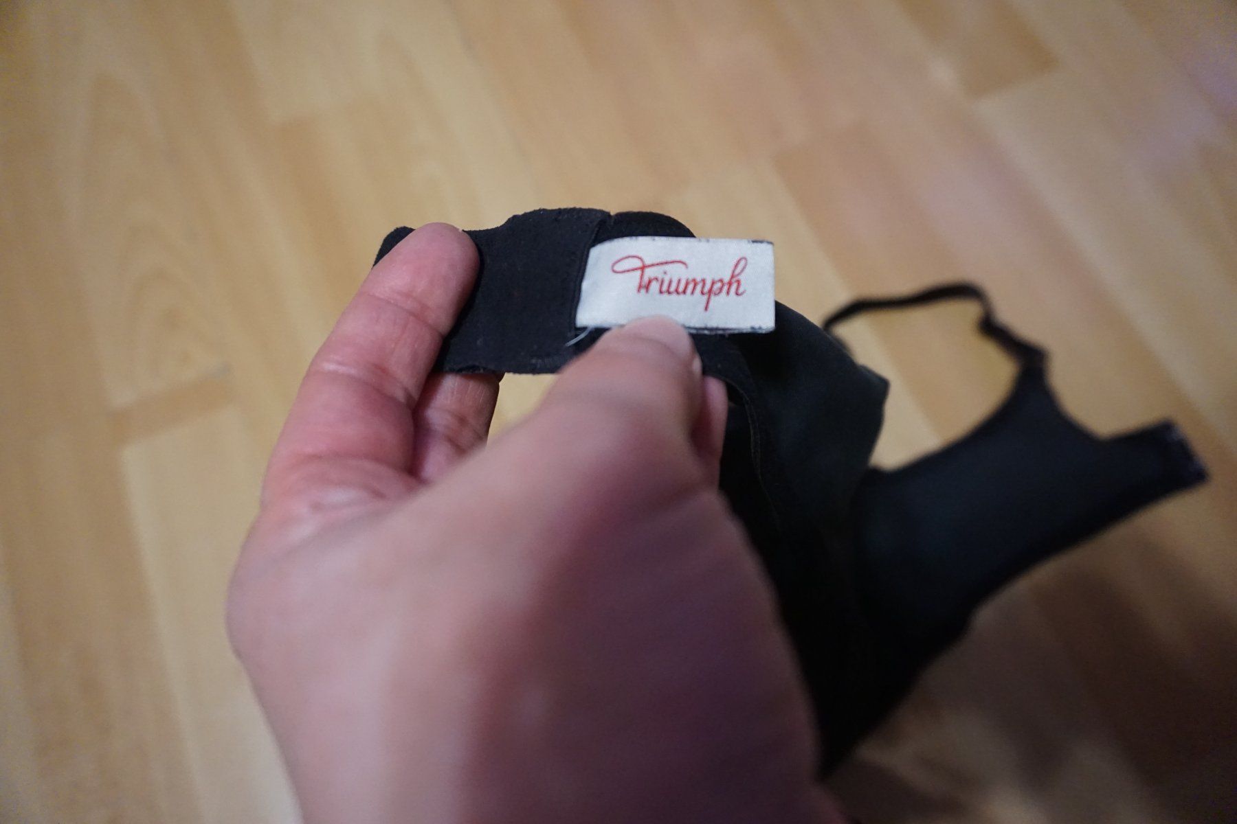 Triumph Autres dessous: Schwarzer BH von Triumph, Grösse 90C – D'occasion à Zürich par einalemjena 4