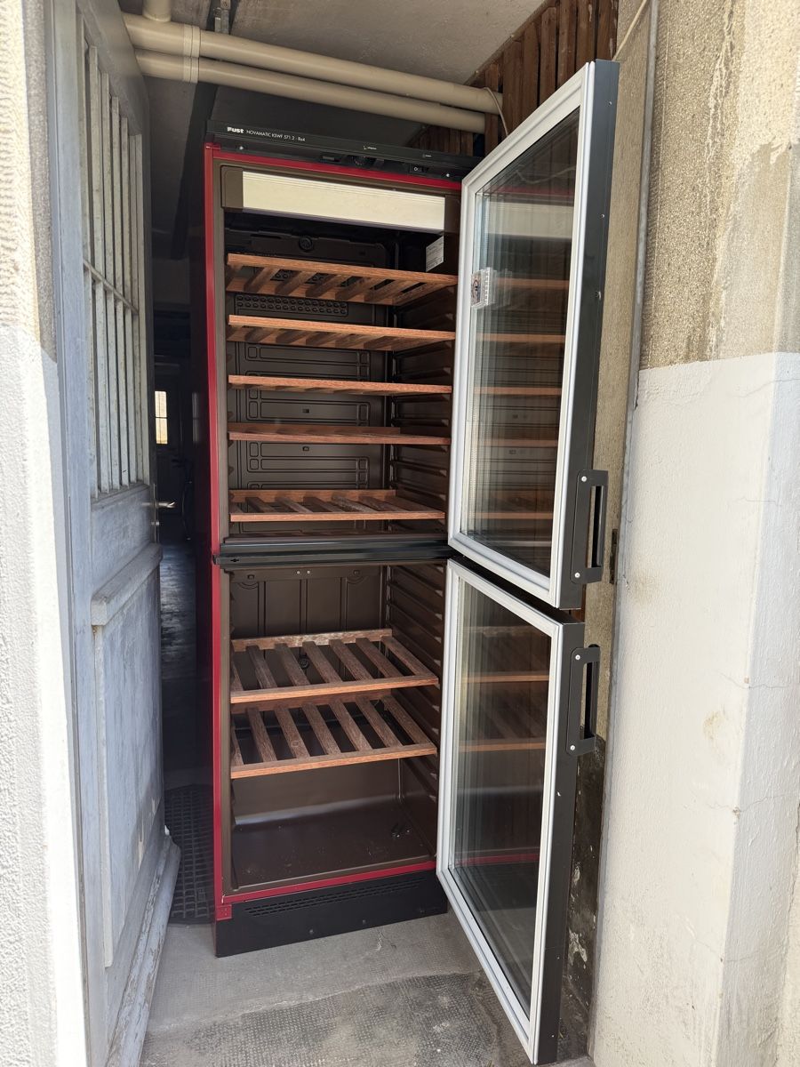 Novamatic Frigoriferi: Fust Weinkühlschrank Vinocave – Usato da Basel venduto da Barty