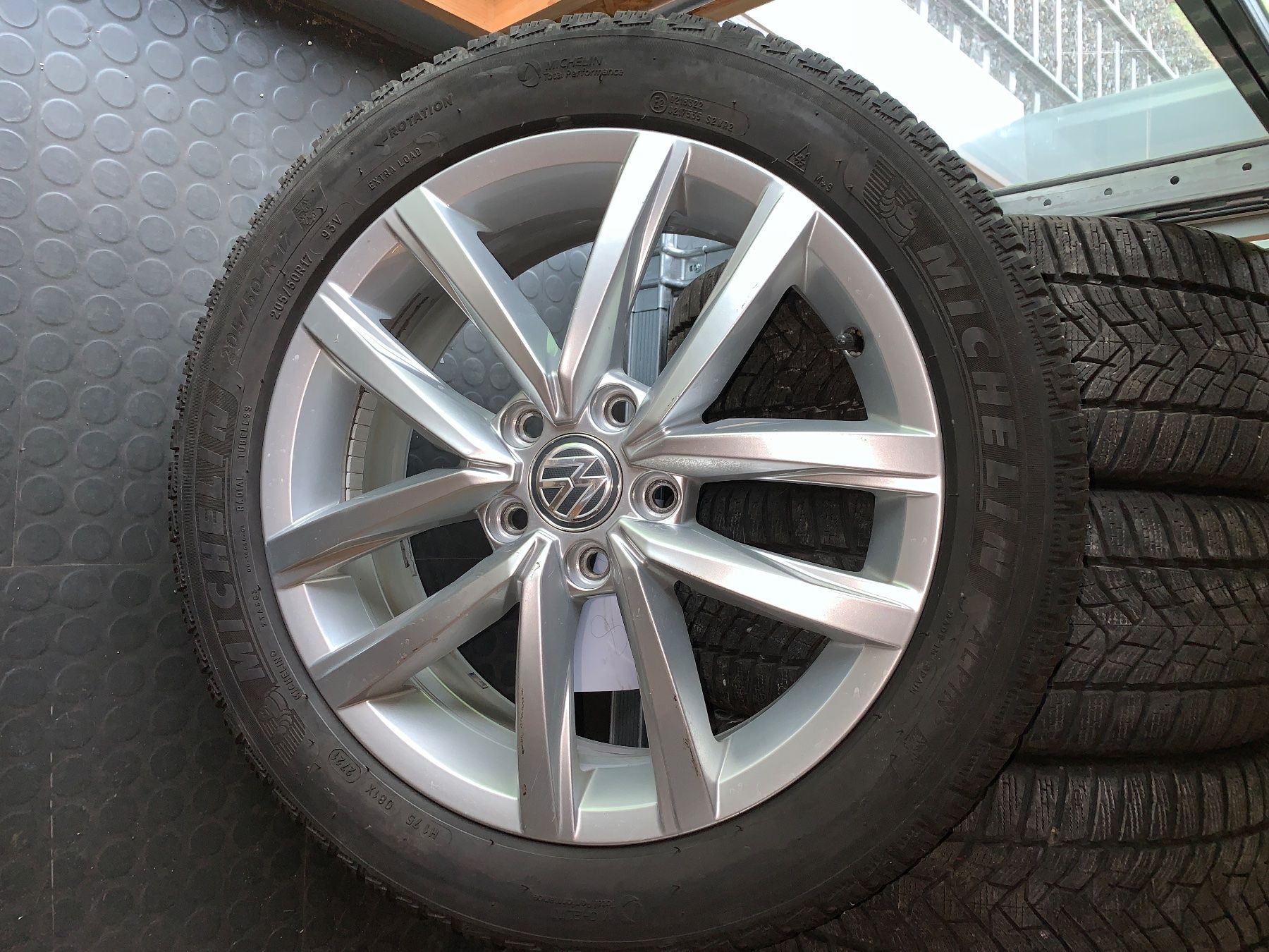 Volkswagen Pneumatici & Ruote complete: 4 Kompletträder mit Winterreifen – Usato da Fischenthal venduto da inf_k2jf 1