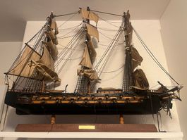 Grosses klassisches Holz‑Modellschiff – detailreich,