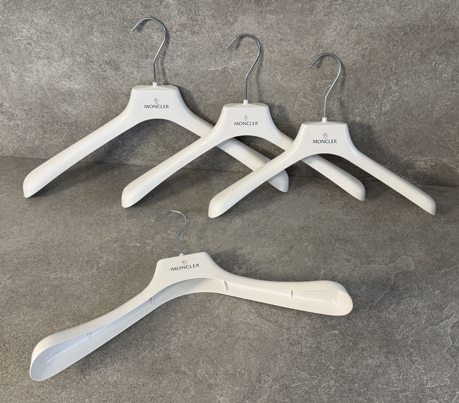 Appendiabiti: MONCLER Kleiderbügel im 4er Set  ... – Nuovo e nell'imballaggio originale da Chur venduto da Papageibarsch77 1