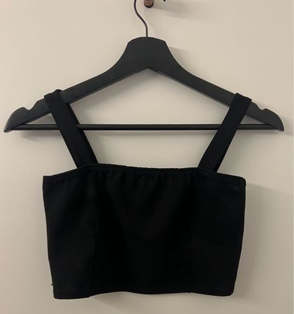 Schwarzes Crop Top