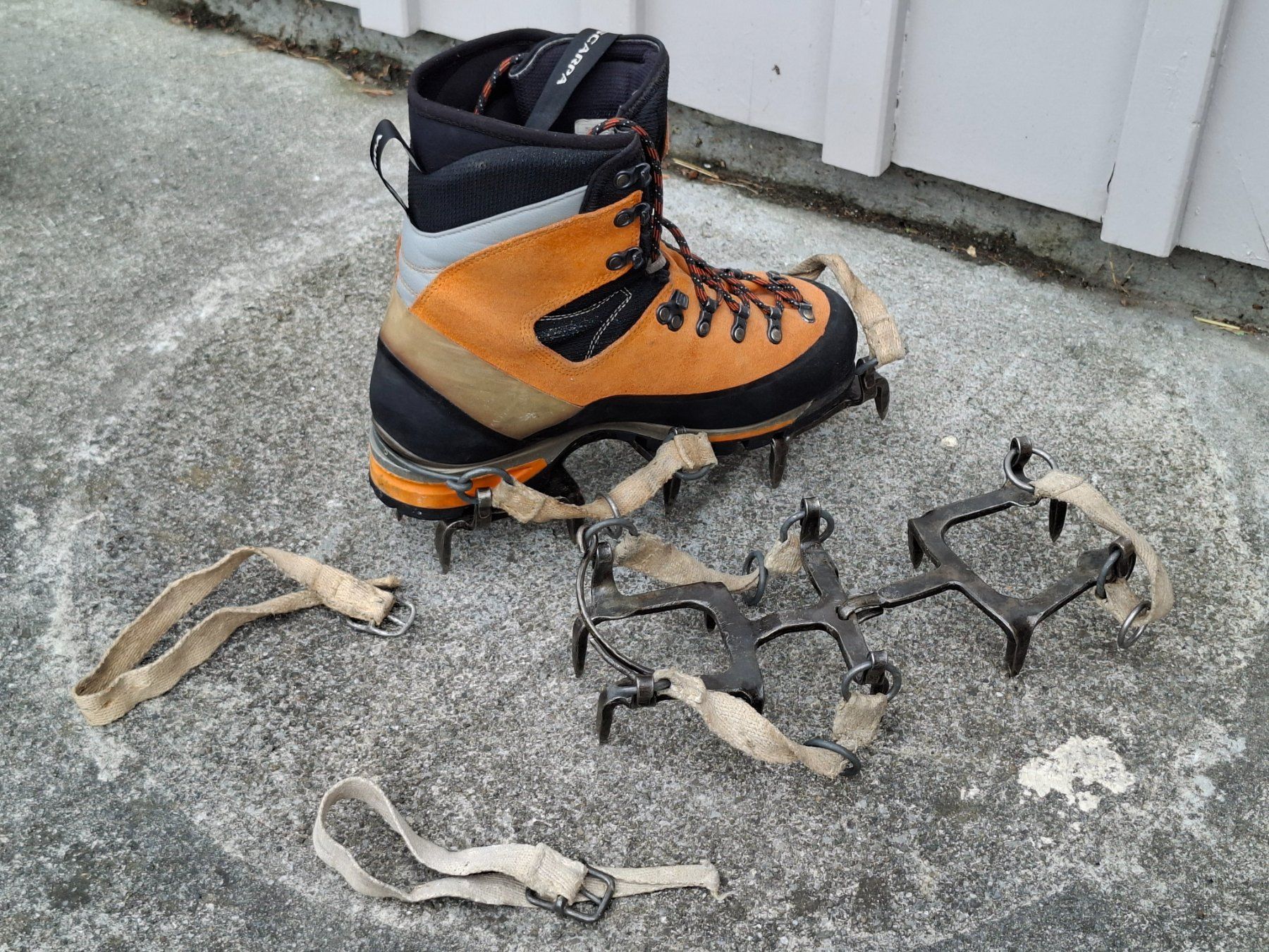Altro in Alpinismo & Escursioni: Antike Steigeisen Grösse 7 – Usato da Grabs venduto da Grafmar