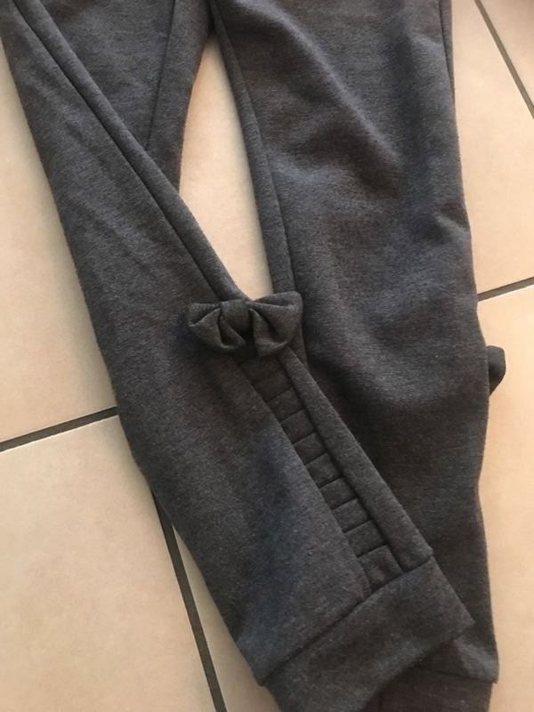 Pantaloni: Mädchen Hose Piazza Italia 128/134 grau – Usato da Bergdietikon venduto da antovale 1